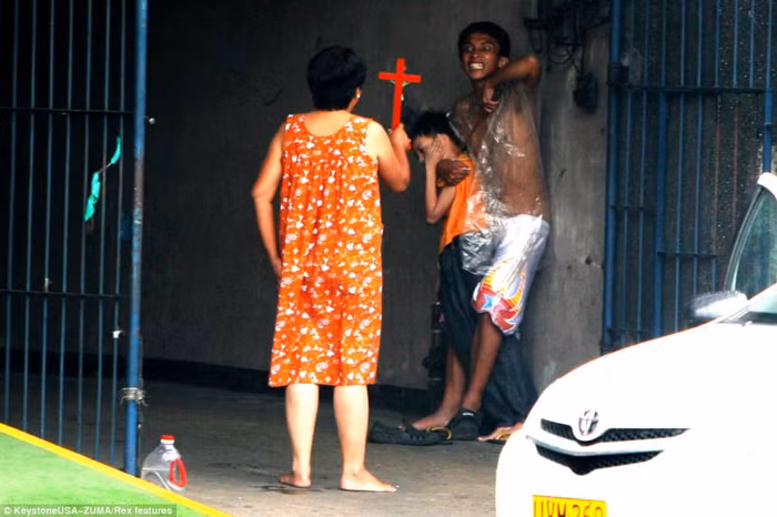 Bà mẹ dũng cảm dùng cây thánh giá tiếp cận kẻ bắt cóc cầu xin hắn trả tự do cho đứa con trai của mình.