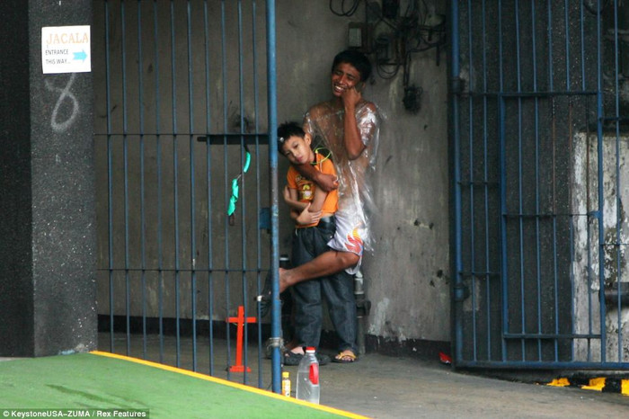 Cậu bé Mark Jason Pineda được giải thoát an toàn với 2 vết thương nhẹ trên cổ do kẻ bắt cóc dùng chiếc que nhọn gây ra.