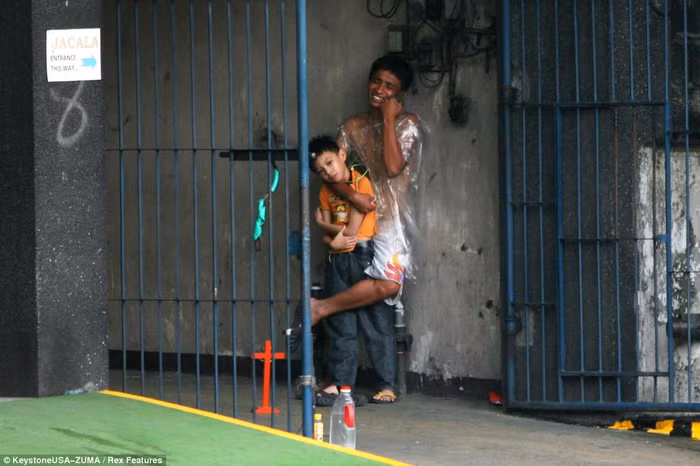 Cậu bé Mark Jason Pineda được giải thoát an toàn với 2 vết thương nhẹ trên cổ do kẻ bắt cóc dùng chiếc que nhọn gây ra.