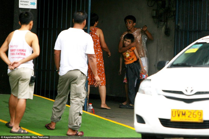 Vụ việc bắt đầu xảy ra vào khoảng 23h ngày thứ Sáu tuần trước tại quận Barangay Kristong Hari, thành phố Quezon, Philippines và kéo dài trong suốt 8 giờ đồng hồ sau đó, tới 7h30 sáng ngày hôm sau.