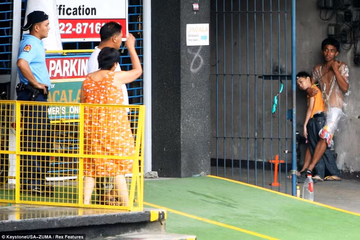 Các phương tiện truyền thông Philippines cho biết, chính bà mẹ tuyệt vọng đã dũng cảm tiến tới gần kẻ bắt cóc và nắm lấy cơ hội khống chế cánh tay cầm vũ khí của hắn tạo điều kiện cho cảnh sát bắt giữ sau nhiều giờ thương thuyết không thành công.