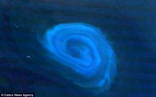 Vòng xoáy theo chiều ngược chiều kim đồng hồ Vòng xoáy theo chiều ngược chiều kim đồng hồ