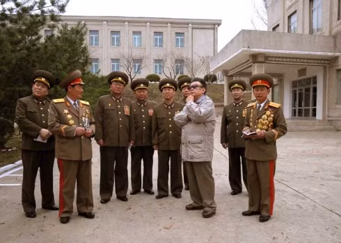 Tướng Kim (thứ 2 từ phải sang) cùng Chủ tịch Kim Jong-il và các quan chức quân sự cấp cao trong một chuyến thị sát năm 2009.