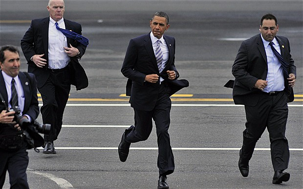 Các mật vụ bảo vệ an ninh cho Tổng thống Obama. Các mật vụ bảo vệ an ninh cho Tổng thống Obama.