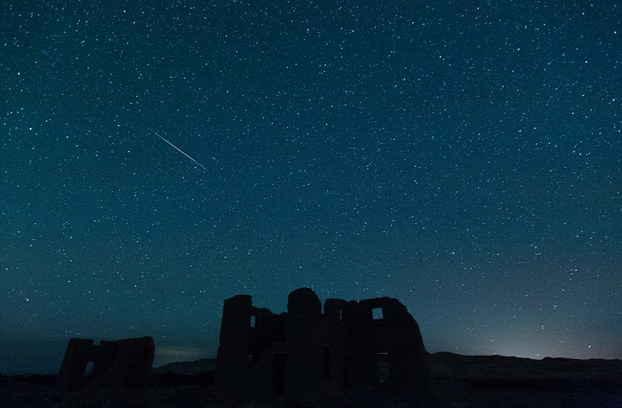 Mưa sao băng trên công viên Fort Churchill State Historic Park ở Silver Springs, Nevada, Mỹ.