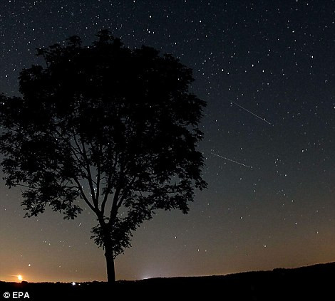 Mưa sao băng Perseid trên bầu trời nước Đức.