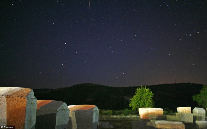 Mưa sao băng Perseid tại Radmilje, gần Stolac, cách 112 dặm về phía nam của Sarajevo
