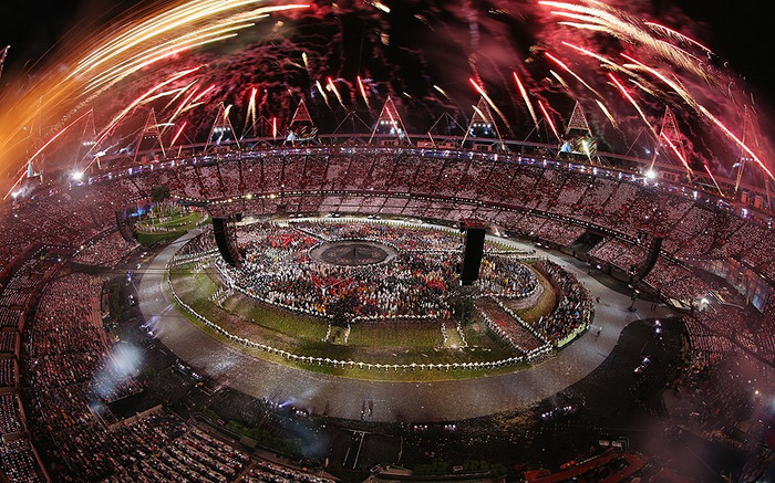 Pháo hoa lấp đầy bầu trời phía trên sân vận động Olympic.