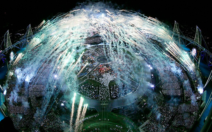 Pháo hoa lấp đầy bầu trời phía trên sân vận động Olympic.