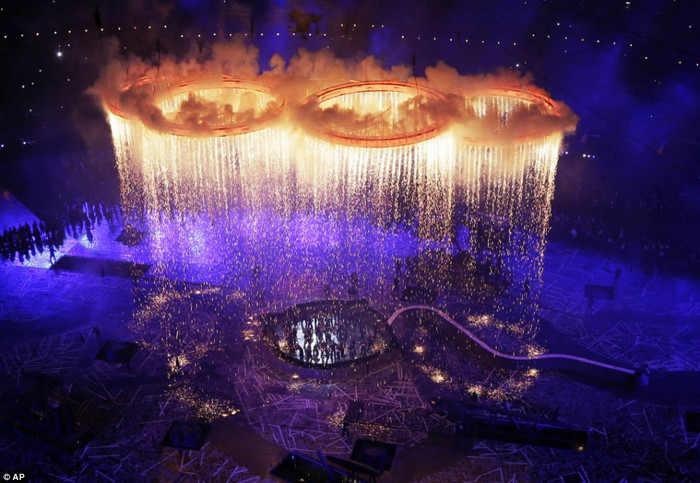 Pháo hoa được bắn từ các vòng tròn Olympic tượng trưng cho cuộc cách mạng công nghiệp.