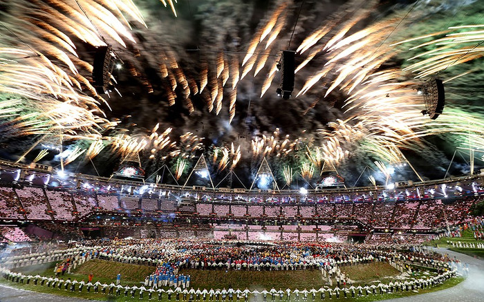 Pháo hoa lấp đầy bầu trời phía trên sân vận động Olympic.