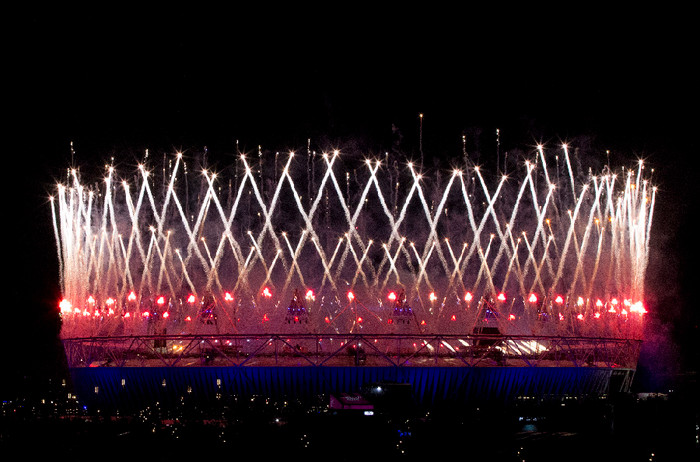 Pháo hoa lấp đầy bầu trời phía trên sân vận động Olympic.