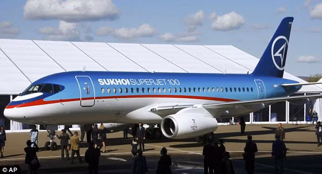 Sukhoi Superjet 100 tại sân bay ở Jakarta trước khi khởi hành chuyến bay định mệnh.