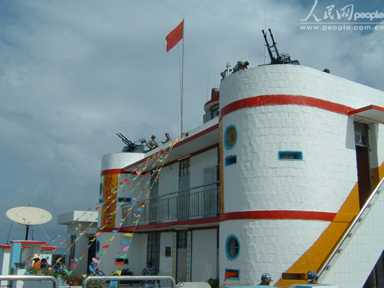 Trên nền bãi san hô Đá Châu Viên, quân Trung Quốc đã xây dựng công sự nhà nổi rất kiên cố làm điểm tựa, bàn đạp phục vụ âm mưu độc chiếm Biển Đông thành ao nhà Trên nền bãi san hô Đá Châu Viên, quân Trung Quốc đã xây dựng công sự nhà nổi rất kiên cố làm điểm tựa, bàn đạp phục vụ âm mưu độc chiếm Biển Đông thành ao nhà