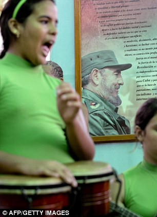 Trẻ em hát bài bát sinh nhật mừng Chỉ tịch Fidel Castro 86 tuổi. Trẻ em hát bài bát sinh nhật mừng Chỉ tịch Fidel Castro 86 tuổi.