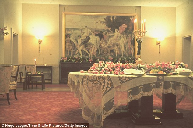 Một cái nhìn hiếm hoi về cuộc sống đời thường của Hitler ở Chancellery, Berlin, Đức Một cái nhìn hiếm hoi về cuộc sống đời thường của Hitler ở Chancellery, Berlin, Đức