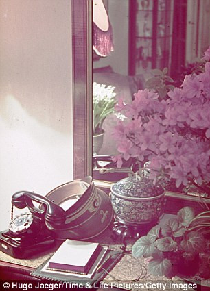 Góc bàn để điện thoại được trang trí bình hoa lớn ở Chancellery, Berlin, Đức Góc bàn để điện thoại được trang trí bình hoa lớn ở Chancellery, Berlin, Đức