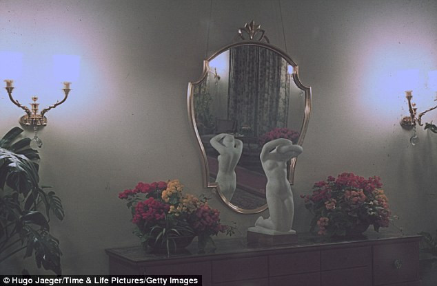 Một căn phòng trong dinh thực riêng của Hitler ở Chancellery, Berlin, Đức Một căn phòng trong dinh thực riêng của Hitler ở Chancellery, Berlin, Đức