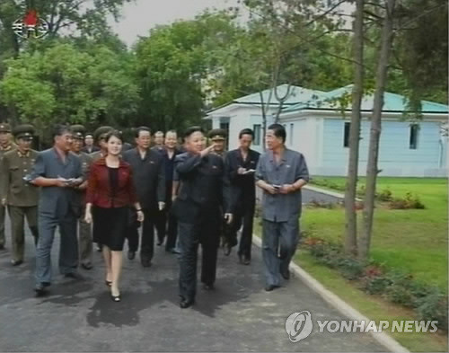 Ông Kim cùng phu nhân tham dự lễ khánh thành công viên giải trí tại Bình Nhưỡng ngày 25/7. Ông Kim cùng phu nhân tham dự lễ khánh thành công viên giải trí tại Bình Nhưỡng ngày 25/7.