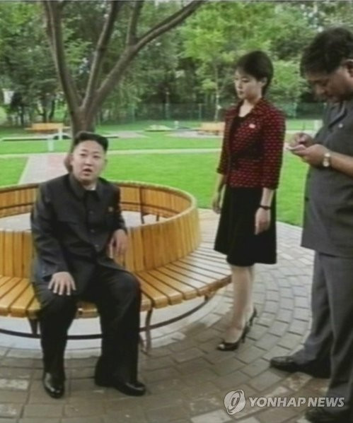 Ông Kim cùng phu nhân tham dự lễ khánh thành công viên giải trí tại Bình Nhưỡng ngày 25/7. Ông Kim cùng phu nhân tham dự lễ khánh thành công viên giải trí tại Bình Nhưỡng ngày 25/7.