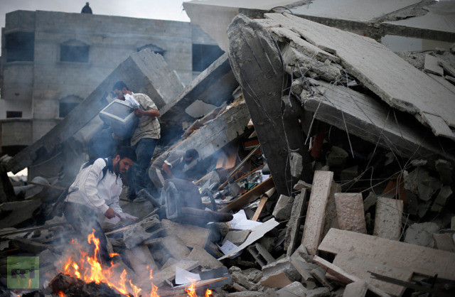 Người Palestine thu gom những gì còn sử dụng được sau vụ tấn công phủ Thủ tướng Ismail Haniya Người Palestine thu gom những gì còn sử dụng được sau vụ tấn công phủ Thủ tướng Ismail Haniya