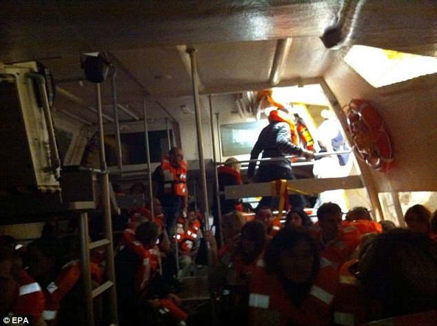 Hai người đã chết và nhiều người khác bị thương trong lúc tìm cách rời bỏ con tàu bị nghiêng và chuẩn bị chìm sau khi mắc cạn. Hai người đã chết và nhiều người khác bị thương trong lúc tìm cách rời bỏ con tàu bị nghiêng và chuẩn bị chìm sau khi mắc cạn.