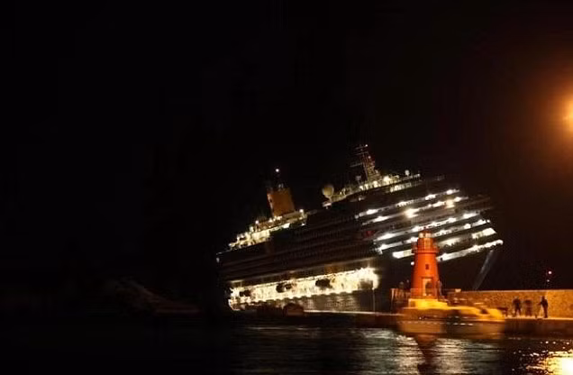 Theo giới truyền thông Ý, có khoảng 3.200 hành khách và 1.000 thành viên thủy thủ đoàn có mặt trên chiếc du thuyền sang trọng Costa Concordia với 1.500 phòng nghỉ vào lúc 2 giờ sáng ngày 14/1.