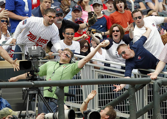 Một người quay phim bắt được quả bóng phạm lỗi trong hiệp 9 của một trận đấu tại giải bóng chày Twins' American League ở Minneapolis (Mỹ) ngày 14/4. Một người quay phim bắt được quả bóng phạm lỗi trong hiệp 9 của một trận đấu tại giải bóng chày Twins' American League ở Minneapolis (Mỹ) ngày 14/4.