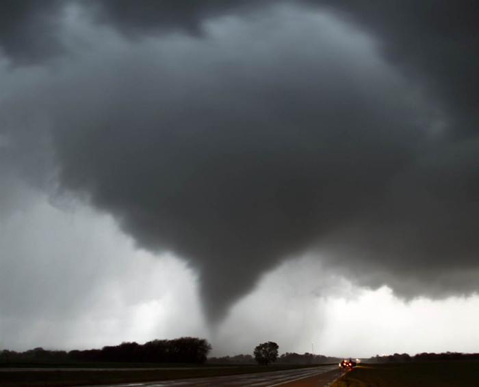 Trận lốc xoáy trên bầu trời Interstate, gần Moundridge, Kansas (Mỹ) ngày 14/4. Trận lốc xoáy trên bầu trời Interstate, gần Moundridge, Kansas (Mỹ) ngày 14/4.