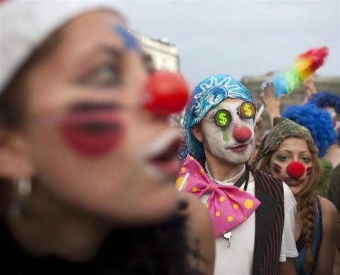 Người biểu tình tham gia kỷ niệm một năm thành lập phong trào Indignados tại Madrid ngày 12/5 Người biểu tình tham gia kỷ niệm một năm thành lập phong trào Indignados tại Madrid ngày 12/5