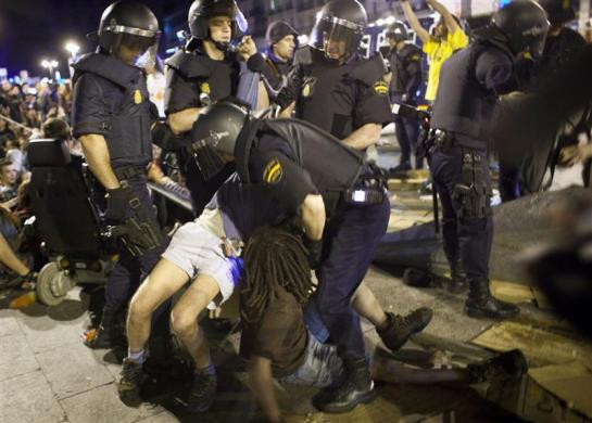 Cảnh sát chống bạo động đụng độ với người biểu tình thuộc phong trào Indignados ngày 13/5. Cảnh sát chống bạo động đụng độ với người biểu tình thuộc phong trào Indignados ngày 13/5.