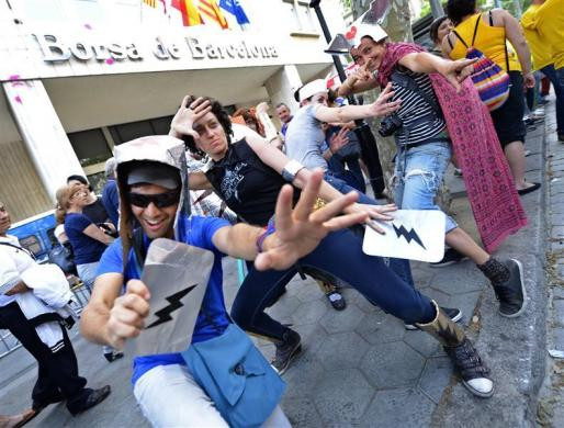 Người biểu tình tập trung trước cửa tòa nhà giao dịch chứng khoán tại Barcelona ngày 12/5 Người biểu tình tập trung trước cửa tòa nhà giao dịch chứng khoán tại Barcelona ngày 12/5