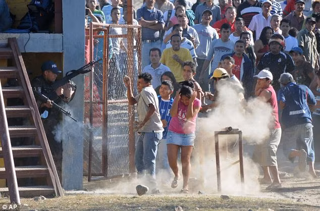 Cảnh sát nổ súng vào đám đông giận dữ lao vào bên trong nhà tù và ném đá về phía họ