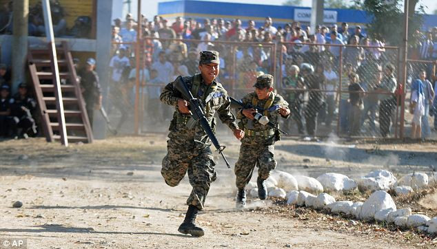 ảnh sát đụng độ với thân nhân các tù nhân chết trong hỏa hoạn