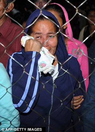 Thân nhân tù nhân tập trung trước cửa nhà tù trong đêm xảy ra sự cố