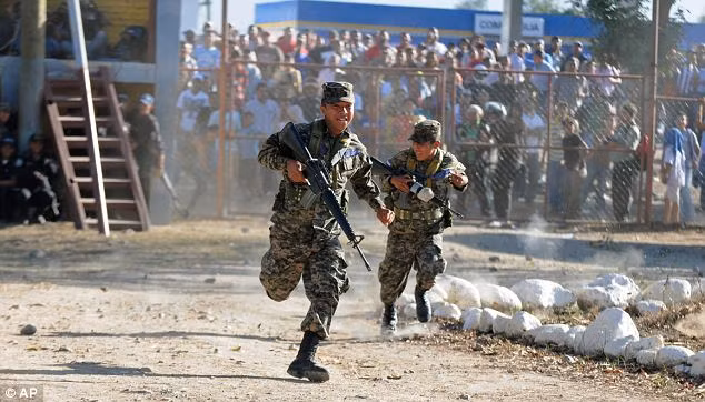 ảnh sát đụng độ với thân nhân các tù nhân chết trong hỏa hoạn