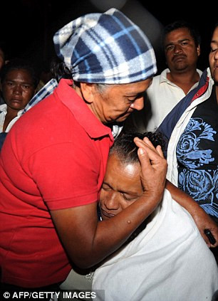 Thân nhân tù nhân tập trung trước cửa nhà tù trong đêm xảy ra sự cố