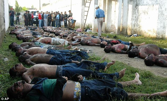 Thi thể các tù nhân bị chết cháy (ẢNH AP)
