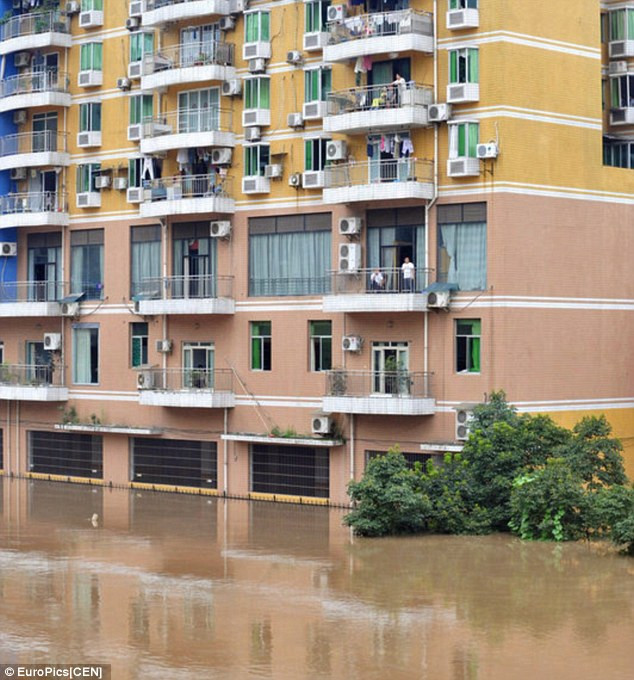 Người Trung Quốc câu cá tại chung cư.