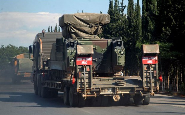 Xe quân sự Thổ Nhĩ Kỳ chở một bệ phóng tên lửa tới khu vực tiếp giáp biên giới Syria. Xe quân sự Thổ Nhĩ Kỳ chở một bệ phóng tên lửa tới khu vực tiếp giáp biên giới Syria.