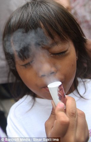 Một em bé Indonesia hút Popeye Lauts như người hút thuốc.