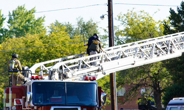Các nhân viên an ninh tháo gỡ bẫy bom tinh vi trong căn hộ của James Holmes. Các nhân viên an ninh tháo gỡ bẫy bom tinh vi trong căn hộ của James Holmes.