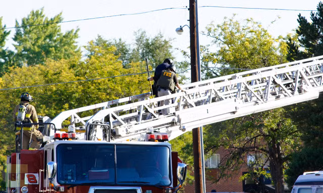 Các nhân viên an ninh tháo gỡ bẫy bom tinh vi trong căn hộ của James Holmes.