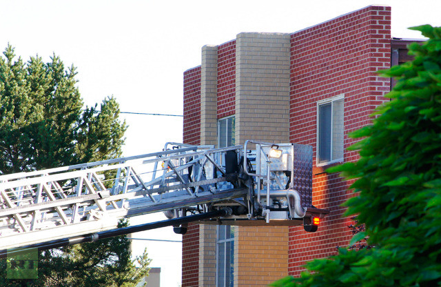 Các nhân viên an ninh tháo gỡ bẫy bom tinh vi trong căn hộ của James Holmes. Các nhân viên an ninh tháo gỡ bẫy bom tinh vi trong căn hộ của James Holmes.