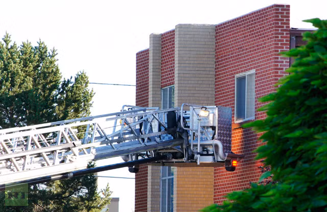 Các nhân viên an ninh tháo gỡ bẫy bom tinh vi trong căn hộ của James Holmes.