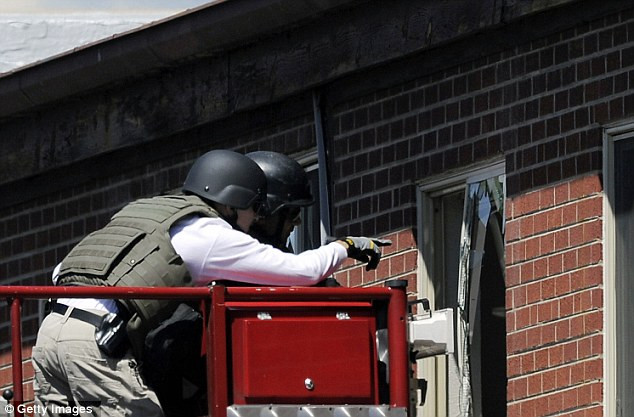 Cảnh sát tháo gỡ bẫy thuốc nổ trong căn hộ của James Holmes. Cảnh sát tháo gỡ bẫy thuốc nổ trong căn hộ của James Holmes.