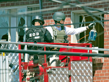 Một trong số các thiết bị nổ được đưa ra ngoài thành công. Một trong số các thiết bị nổ được đưa ra ngoài thành công.