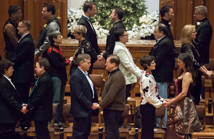 Các cặp vợ chồng đang trao đổi lời thề trong một đám cưới tập thể dành cho 25 cặp đồng tính tại nhà thờ Seattle First Baptist ở thành phố Seattle, Mỹ ngày 9/12. Đây là các cặp đồng tính đầu tiên được phép kết hôn hợp pháp ở tiểu bang Washington.