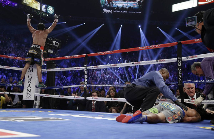 Juan Manuel Marquez, từ Mexico (trái) ăn mừng chiến thắng sau khi hạ gục đối thủ người Philippines Manny Pacquiao ở vòng thứ sáu của giải vô địch thế giới WBO tại Las Vegas hôm 8/12.