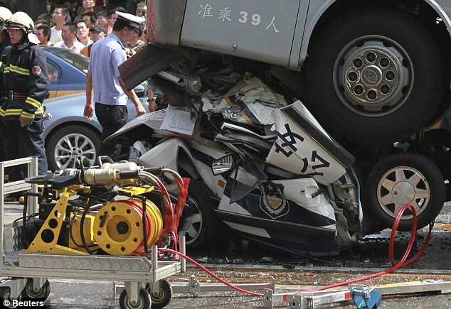 Hiện cảnh sát đã bắt giữ người điều khiển chiếc xe bus để điều tra làm rõ nguyên do tại sao chiếc người đàn ông này đã không dừng xe lại sau khi chạm phải chiếc xe cảnh sát từ phía sau.